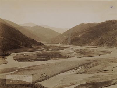 Οι εκβολές του Πυξίτη ποταμού στις ανατολικές πλαγιές του Μιθρίου όρους στην Τραπεζούντα Πόντου. Δεξιά στην κορυφή του βουνού διακρίνεται η αρμενική μονή του Kaymakli των χρόνων των Μεγάλων Κομνηνών. Φωτογραφία των Αδελφών Κακούλη, δεκαετία 1890.