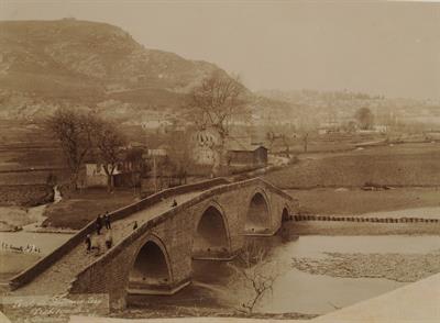 Άποψη της γέφυρας στις εκβολές του Πυξίτη ποταμού ή Δαφνοπόταμου και των νερόμυλων στην Τραπεζούντα Πόντου. Φωτογραφία των Αδελφών Κακούλη, δεκαετία 1890.