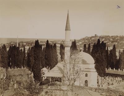 Το τέμενος Ιμαρέτ και δίπλα μουσουλμανικό νεκροταφείο στην Τραπεζούντα Πόντου. Το συγκρότημα είχε ανεγείρει ο σουλτάνος Σελίμ Β΄μετά το θάνατο (1505) της ελληνίδας μητέρας του Μαρίας (Γκιουλμπαχάρ), συζύγου του σουλτάνου Βαγιαζήτ Β, που είναι θαμμένη στο 