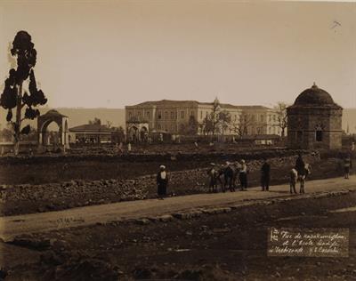 Η πλατεία με τις λεύκες (Καβάκ Μεϊντάν) και τούρκικο σχολείο στην Τραπεζούντα Πόντου. Φωτογραφία των Αδελφών Κακούλη, δεκαετία 1890.