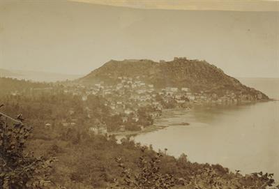Πανοραμική άποψη της Κερασούντας (πόλης των κερασιών). Στην κορυφή του βουνού διακρίνεται η Ακρόπολη, το κάστρο και τα τείχη της πόλης. Φωτογραφία των Αδελφών Κακούλη, δεκαετία 1890.