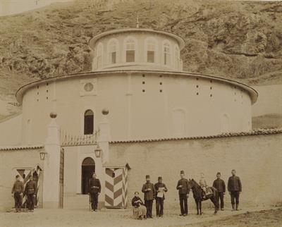 Το &quot;στρογγυλό κτίσμα&quot;, ο πύργος της αυτοκράτειρας Ειρήνης Κομνηνής, στη νότια πλευρά του Φαιού λόφου (Μποζ Τεπέ). Φωτογραφία των Αδελφών Κακούλη, δεκαετία 1890.