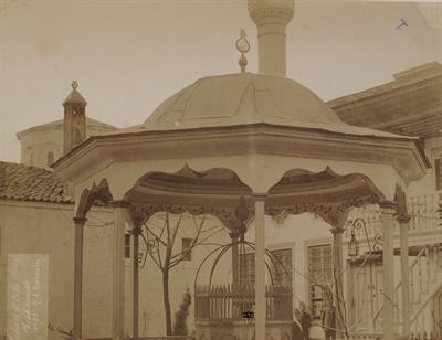 Ο τρούλος της Παναγίας της Χρυσοκεφάλου στην Τραπεζούντα Πόντου. Το 1461 με την άλωση της πόλης, ο μητροπολιτικός ναός μετατράπηκε σε τζαμί. Διακρίνονται η είσοδος του μεντρεσέ και η κρήνη. Φωτογραφία των Αδελφών Κακούλη, δεκαετία 1890.