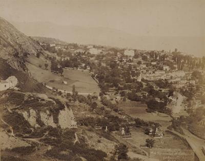 Πανοραμική άποψη της Τραπεζούντας Πόντου από τη βόρεια πλαγιά του Φαιού λόφου και την περιοχή των νεκροταφείων. Φωτογραφία των Αδελφών Κακούλη, δεκαετία 1890.