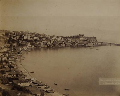 Άποψη της ευρύτερης περιοχής του λιμανιού Δαφνούντα Τραπεζούντας και τμήμα της ομώνυμης συνοικίας. Φωτογραφία των Αδελφών Κακούλη, δεκαετία 1890.