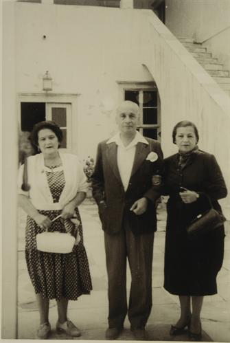 Η Φρόσω Κουντουριώτη, ο Παντελής Κουντουριώτης και η Γιούλα Κουντουριώτη - Κατράκη μπροστά από την Ιστορική Οικία του Λάζαρου Κουντουριώτη στην Ύδρα. Φωτογραφικό αντίγραφο, 1956-1957.