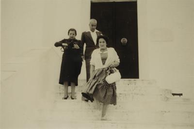 Η Φρόσω Κουντουριώτη, ο Παντελής Κουντουριώτης και η Γιούλα Κουντουριώτη - Κατράκη μπροστά από την Ιστορική Οικία του Λάζαρου Κουντουριώτη στην Ύδρα. Φωτογραφικό αντίγραφο, 1956-1957.