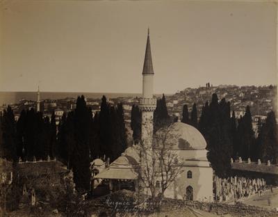 Το τέμενος Ιμαρέτ και δίπλα μουσουλμανικό νεκροταφείο στην Τραπεζούντα Πόντου. Φωτογραφία των Αδελφών Κακούλη, δεκαετία 1890.
