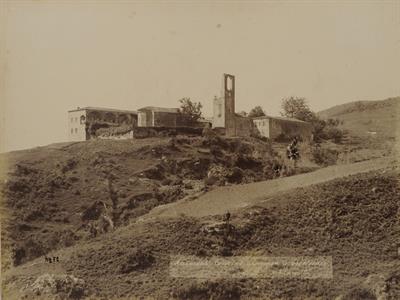 Η αρμενική μονή των Αγίων Πάντων, γνωστή ως Καϊμακλί, στην ανατολική πλευρά του Μποζ Τεπέ Τραπεζούντας Πόντου. Φωτογραφία των Αδελφών Κακούλη, δεκαετία 1890.