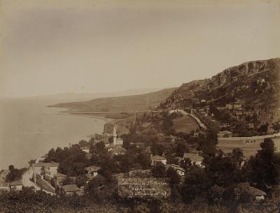 Η συνοικία Δαφνούντα με το ναό του Αγ. Φιλίππου, την περιοχή των νεκροταφείων και το ναΐσκο του Αγ. Σάββα στην Τραπεζούντα, Πόντος. Φωτογραφία των Αδελφών Κακούλη, δεκαετία 1890.