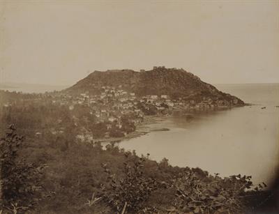 Πανοραμική άποψη της Κερασούντας Πόντου. Στην κορυφή του βουνού διακρίνονται η Ακρόπολη, το κάστρο και τα τείχη της πόλης. Φωτογραφία των Αδελφών Κακούλη, δεκαετία 1890.