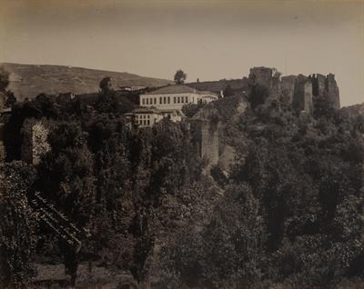 Το σχολείο Rouchidie μέσα στα τείχη της Τραπεζούντας. Φωτογραφία των Αδελφών Κακούλη, δεκαετία 1890.