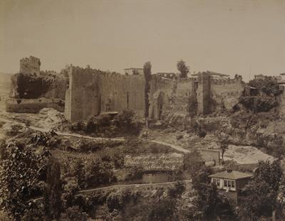 Η ανακτορική ακρόπολη των Μεγάλων Κομνηνών στην Τραπεζούντα Πόντου. Φωτογραφία των Αδελφών Κακούλη, δεκαετία 1890.
