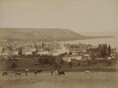 Πανοραμική άποψη της Σαμψούντας. Στα δεξιά διακρίνεται η ελληνική συνοικία, ο μητροπολιτικός ναός της Αγ. Τριάδος και τα σχολεία της ελληνικής κοινότητας. Φωτογραφία των Αδελφών Κακούλη, δεκαετία 1890.