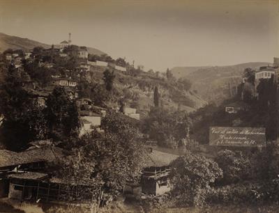 Άποψη της πεδιάδας του Ταμπακχανέ στην Τραπεζούντα. Αριστερά στην κορυφή του λόφου διακρίνεται ο τρούλος και ο μιναρές του Αγ. Ευγενίου. Φωτογραφία των Αδελφών Κακούλη, δεκαετία 1890.
