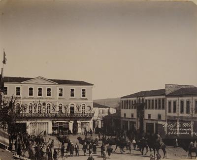 Το Δημαρχείο της Τραπεζούντας. Καραβάνι από καμήλες ετοιμάζεται να αναχωρήσει από το Γκιαούρ Μεϊντάν, την κεντρική πλατεία της Τραπεζούντας, για το δρόμο των καραβανιών. Φωτογραφία των Αδελφών Κακούλη, δεκαετία 1890.