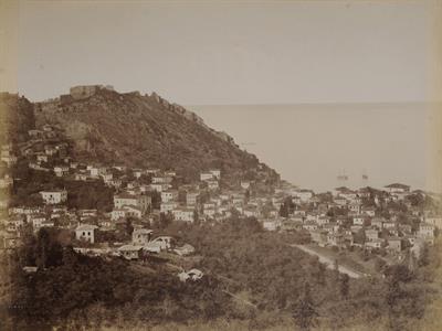 Άποψη της Κερασούντας. Αριστερά διακρίνεται στην κορυφή του λόφου το κάστρο και μέρος των τειχών της πόλης τα οποία κατηφορίζουν ως τη θάλασσα. Φωτογραφία των Αδελφών Κακούλη, δεκαετία 1890.