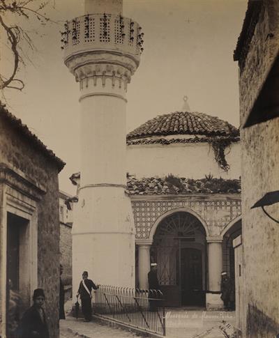 Το τέμενος του Mousa Pasha, κτίσμα των πρώτων οθωμανικών χρόνων στα πέριξ των Εξωτείχων και του Μπεζεστενίου. Φωτογραφία των Αδελφών Κακούλη, δεκαετία 1890.
