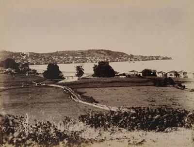 Άποψη της κωμόπολης Οινόη (Οιναίον, Ούνγιε), το επίνειο της Νεοκαισάρειας (Niksar), χτισμένη στις άκρες μικρού φυσικού όρμου. Φωτογραφία των Αδελφών Κακούλη, δεκαετία 1890.