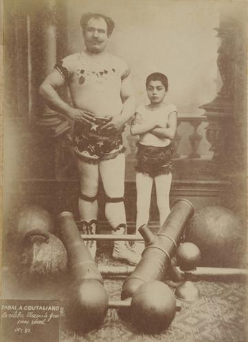 Ο Παναγής Κουταλιανός, ο διάσημος Έλληνας Ηρακλής. Φωτογραφία των Αδελφών Κακούλη, δεκαετία 1890.