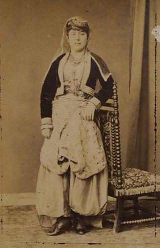 Κόρη του Πόντου με παραδοσιακή ενδυμασία. Φωτογραφία των Αδελφών Κακούλη, δεκαετία 1890.