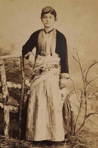 Κόρη της Τραπεζούντας με παραδοσιακή ενδυμασία. Φωτογραφία των Αδελφών Κακούλη, δεκαετία 1890.
