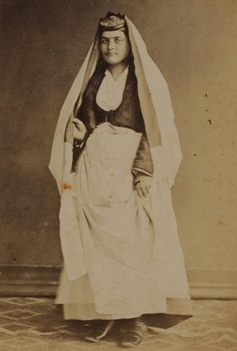Νεαρή Ελληνίδα του Πόντου με παραδοσιακή ενδυμασία. Φωτογραφία των Αδελφών Κακούλη, δεκαετία 1890.