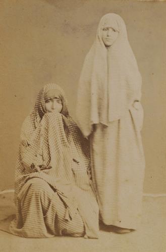 Οθωμανές του Πόντου. Παραδοσικές ενδυμασίες. Φωτογραφία των Αδελφών Κακούλη, δεκαετία 1890.