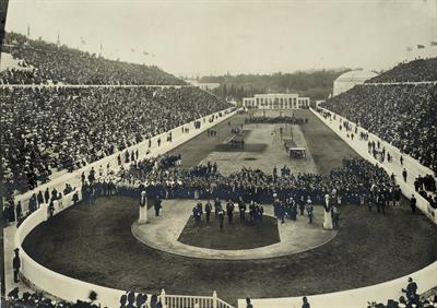 Το Παναθηναϊκό Στάδιο κατά την επίσημη έναρξη των Ολυμπιακών Αγώνων του 1906. Ο Διάδοχος κηρύσσει την έναρξη. Φωτογραφία.