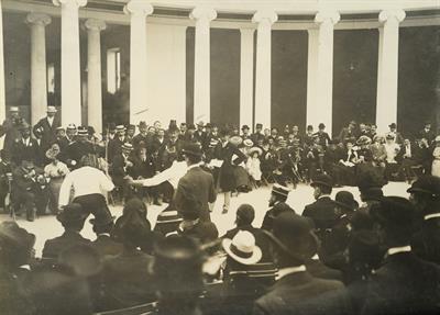 Ολυμπιακοί αγώνες 1906. Στιγμιότυπο από το αγώνισμα της ξιφασκίας στο μέγαρο του Ζαππείου κατά τη διάρκεια των Ολυμπιακών Αγώνων του 1906.
