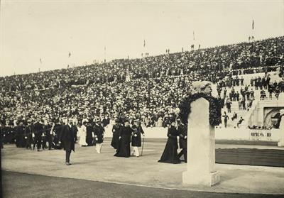 Η προσέλευση των βασιλέων της Ελλάδας και της Αγγλίας στο Παναθηναϊκό Στάδιο κατά την επίσημη έναρξη των Ολυμπιακών Αγώνων του 1906.