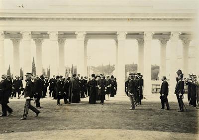 Η είσοδος των βασιλέων της Ελλάδας και της Αγγλίας στα Προπύλαια του Παναθηναϊκού Σταδίου κατά την επίσημη έναρξη των Ολυμπιακών Αγώνων 1906.