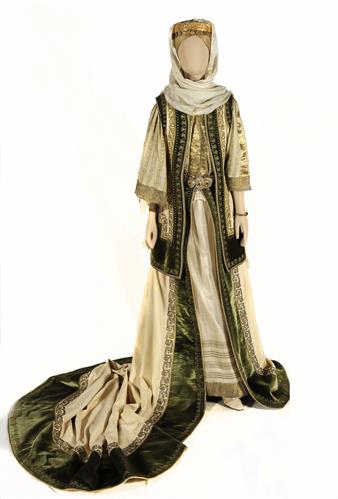 Επίσημη γυναικεία ενδυμασία της Αυλής του Γεωργίου, που ανήκε στην οικογένεια Γαρδικιώτη-Γρίβα. Αποτελείται από τσόχινη σιγκούνα και φούστα  με ουρά οι οποίες διακοσμούνται με ταινία από πράσινο βελούδο, μεταξωτή εσωτερική μεταξωτή φούστα με χρυσοϋφασμένε