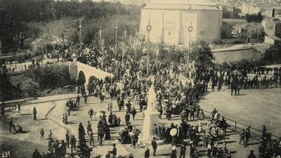 Ο χώρος μπροστά από το Παναθηναϊκό Στάδιο κατά την άφιξη των βασιλέων της Ελλάδας και της Αγγλίας κατά την έναρξη των Ολυμπιακών Αγώνων 1906. Επιστολικό Δελτάριο.