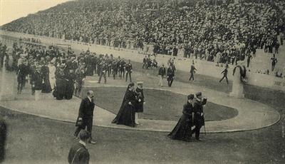 Ολυμπιακοί αγώνες 1906. Στιγμιότυπο από την άφιξη των βασιλέων της Ελλάδας και της Αγγλίας στο Παναθηναϊκό Στάδιο στους Ολυμπιακούς Αγώνες 1906. Προπορεύεται ο βασιλιάς Γεώργιος Α΄ με την αδελφή του βασίλισσα της Αγγλίας Αλεξάνδρα και ακολουθεί ο βασιλιάς