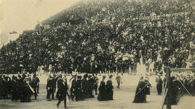 Η είσοδος των βασιλέων της Ελλάδας και Αγγλίας στο Παναθηναϊκό Στάδιο την ημέρα της έναρξης των Ολυμπιακών Αγώνων 1906.