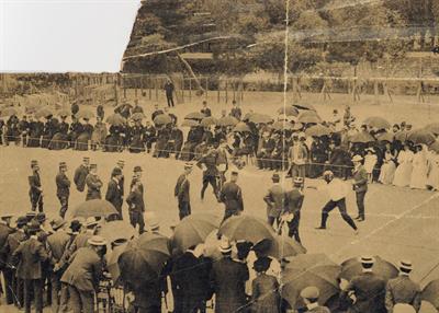 Ολυμπιακοί Αγώνες 1906. Στιγμιότυπο από τον αγώνα σπάθης μεταξύ του J.Barry de Erkath (Germany) εναντίον Lord Desborough (England) στον όμιλο αντισφαίρησης.