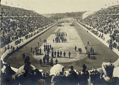 Ολυμπιακοί Αγώνες 1906. Γενική άποψη του Παναθηναϊκού Σταδίου από τη νότια πλευρά του. Στιγμιότυπο από την άφιξη των βασιλέων και των επισήμων. Φωτογραφία.