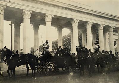 Ολυμπιακοί Αγώνες 1906. Οι βασιλικές άμαξες στα Προπύλαια του Παναθηναϊκού Σταδίου. Στιγμιότυπο από την άφιξη των βασιλέων της Ελλάδας και της Αγγλίας.