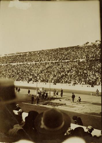 Ολυμπιακοί Αγώνες 1906. Στιγμιότυπο από το αγώνισμα του άλματος επί κοντώ στο Παναθηναϊκό Στάδιο.
