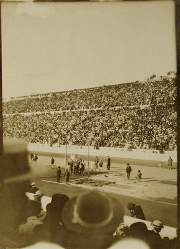 Ολυμπιακοί Αγώνες 1906. Στιγμιότυπο από το αγώνισμα άλματος επί κοντώ στο Παναθηναϊκό Στάδιο.