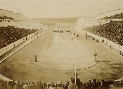 Ολυμπιακοί Αγώνες 1896. ΄Αποψη του Παναθηναϊκού Σταδίου από την κερκίδα των επισήμων. Μουσικοί και αθλητές στον αγωνιστικό χώρο. Φωτογραφία.
