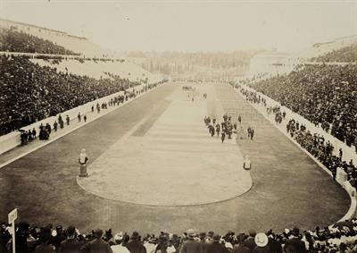 Ολυμπιακοί Αγώνες 1896. Στιγμιότυπο από την προσέλευση των βασιλέων της Ελλάδος στο Παναθηναϊκό Στάδιο. Φωτογραφία.