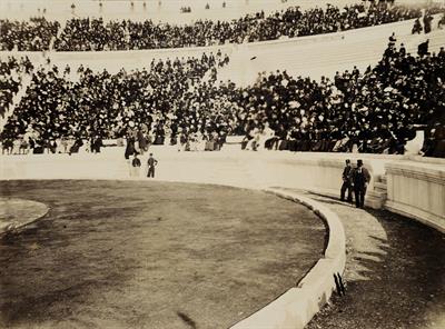 Ολυμπιακοί Αγώνες 1896. Το νοτιοανατολικό τμήμα του πετάλου του Παναθηναϊκού Σταδίου με φιλάθλους στις κερκίδες του. Φωτογραφία.