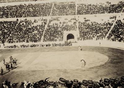 Ολυμπιακοί Αγώνες 1896. Το νότιο τμήμα του Παναθηναϊκού Σταδίου κατά την τέλεση αγωνίσματος. Φωτογραφία.