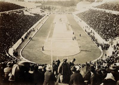 Ολυμπιακοί Αγώνες 1896. Γενική άποψη του Παναθηναϊκού σταδίου και του προ αυτού χώρου. Φωτογραφία τραβηγμένη από το άνω κεντρικό τμήμα του πετάλου.