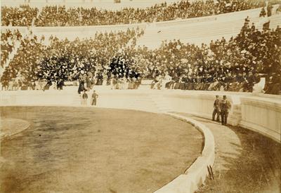 Το ΝΑ τμήμα του πετάλου του Παναθηναϊκού Σταδίου με φιλάθλους στις κερκίδες κατά τη διάρκεια των Ολυμπιακών Αγώνων 1896.