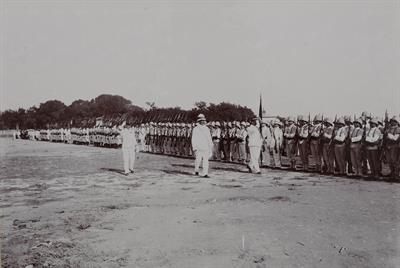 Κρήτη. Επιθεώρηση των ιταλικών στρατευμάτων από τον στρατηγό Delarue, 24 Ιουνίου 1909. Φωτογραφία.