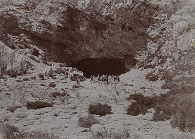 Κρήτη. Επίσκεψη αξιωματικών στη σπηλιά του Δία. Φωτογραφία, 1909.