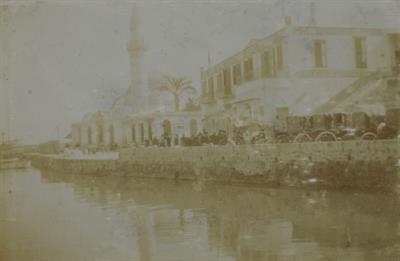 Κρήτη. Σταθμός αμαξών στην προκυμαία Χανίων. Φωτογραφία, 1909.